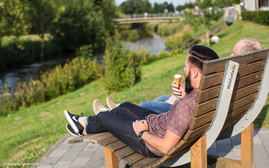Relaxen und Eisessen auf dem Waldsofa
