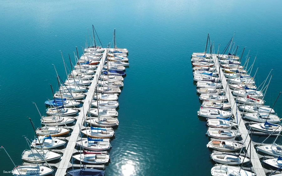 Drohnenaufnahme der Segelboote an den Anlegestegen