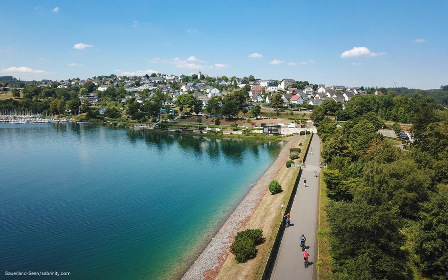 Gut besuchter Damm am Sorpesee von oben