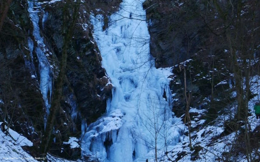 eingefrorener Wasserfall im März