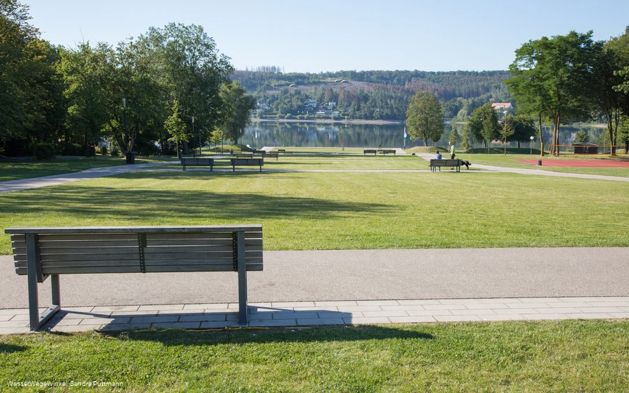 Seepark mit Blick auf den Möhnesee