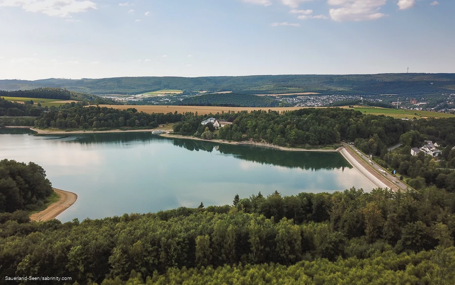 Drohnenaufnahme vom Seepanorama mit Damm