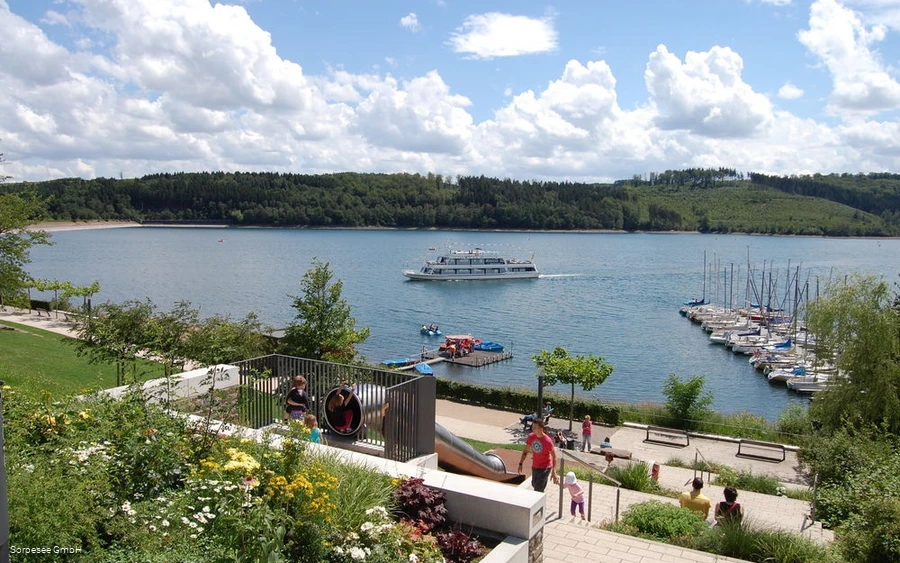 Promenade mit Schiff Promenade mit Schiff