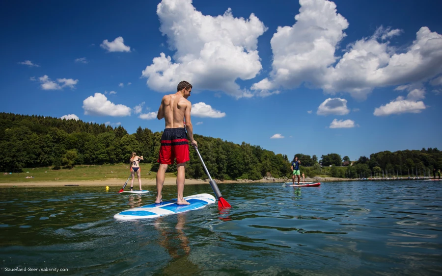 Eine Gruppe junger Leute macht Stand-Up-Paddling auf dem Hennesee.