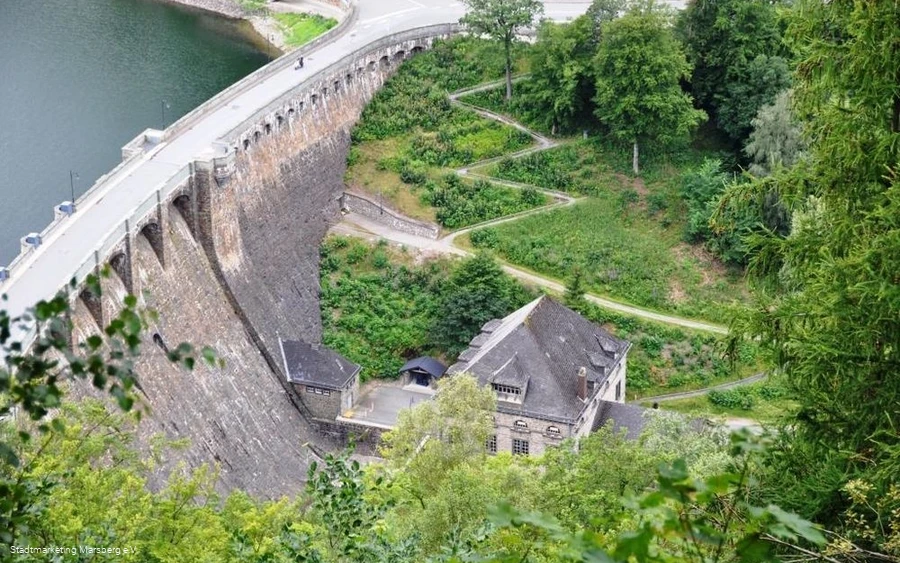 Blick Diemelsee Staumauer vom Eisenberg