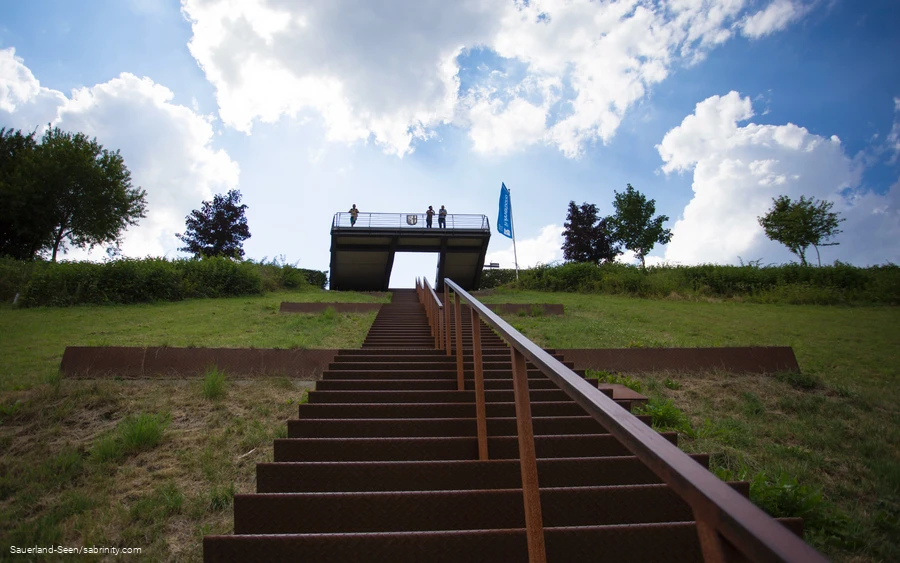 Die Himmelstreppe am Hennesee führt auf den Damm hinauf.