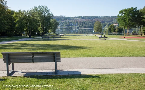 Seepark mit Blick auf den Möhnesee