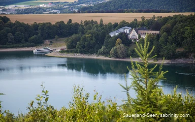 Weitblick auf den See und das Hotel am Ufer