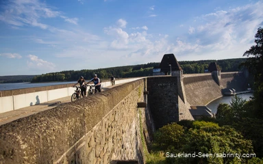 Radfahrer auf dem Hauptdamm des Möhnesees