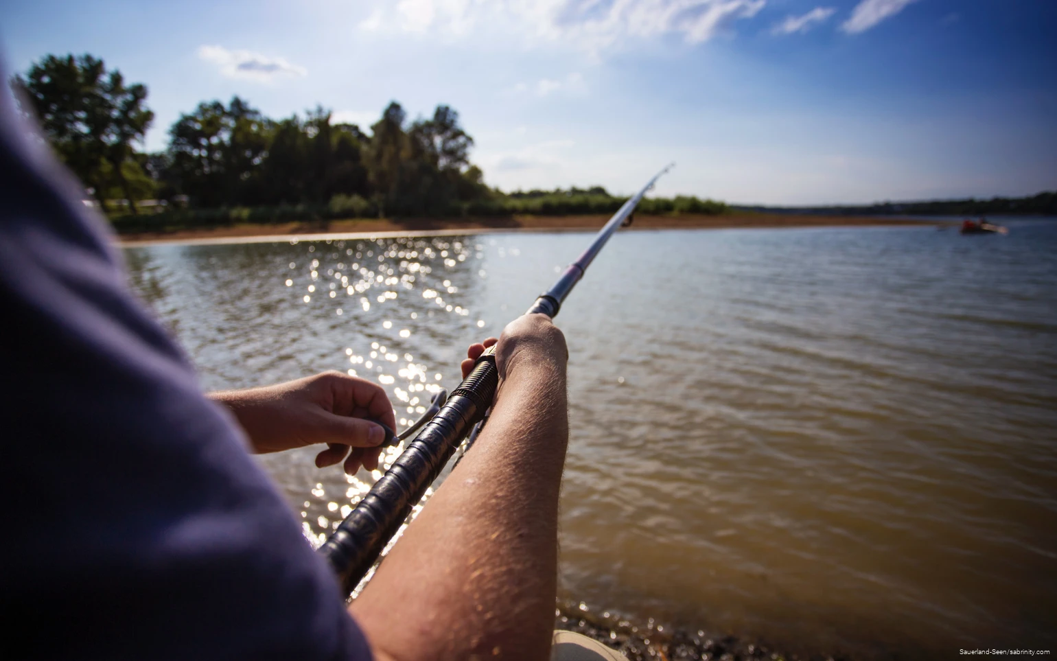 Ein Angler am Möhnesee