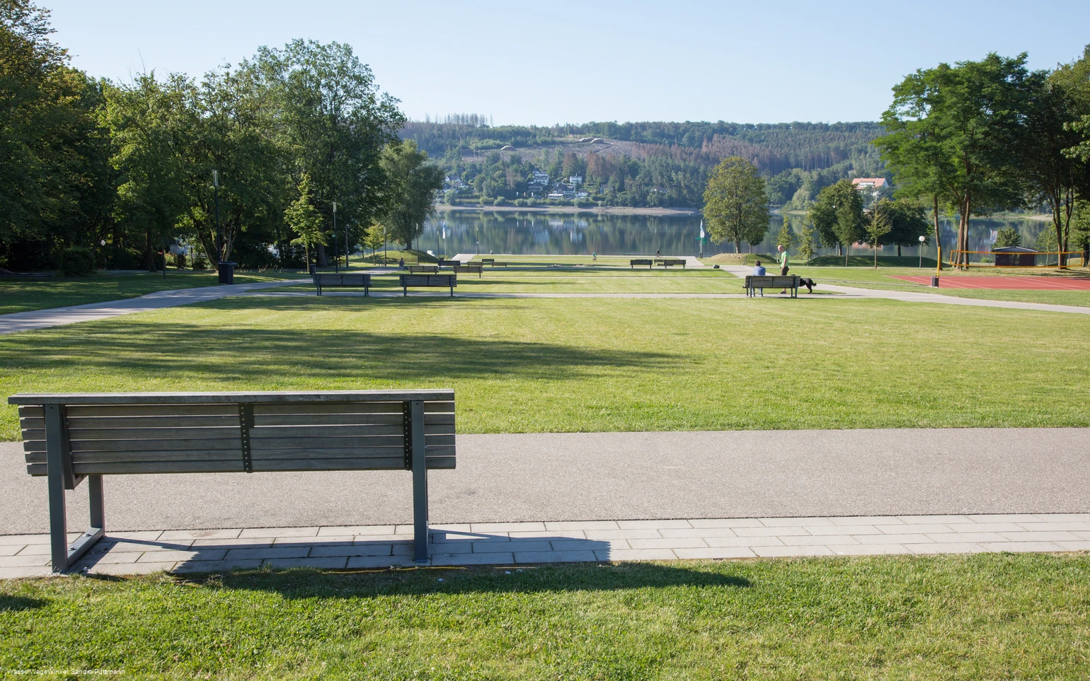 Seepark mit Blick auf den Möhnesee