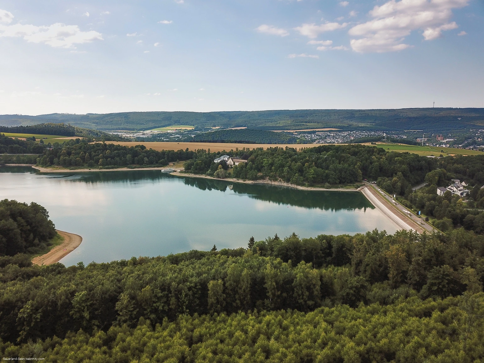 Drohnenaufnahme vom Seepanorama mit Damm