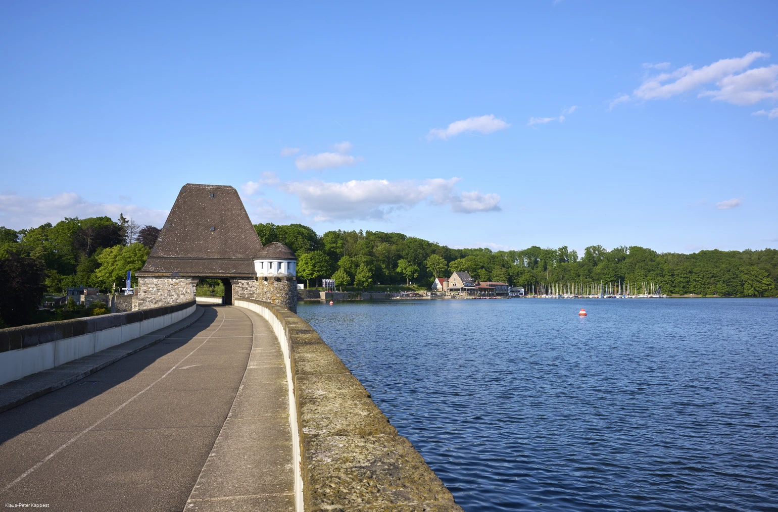 Staumauer und Möhnesee