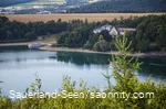 Weitblick auf den See und das Hotel am Ufer