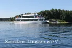 Weißes Personenschiff fährt auf dem sommerlichen Sorpesee