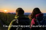 Wanderer auf dem Sauerland-Höhenflug in der Morgensonne