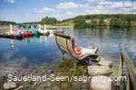 Zwei Senioren relaxen auf der Wasserliege