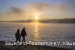 Wanderer am Möhnesee bei Sonnenaufgang