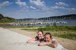 Zwei Freundinnen genießen die Sonne am Seeuefer