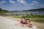 Zwei Freundinnen genießen die Sonne am Seeuefer