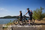 Zwei Mountainbiker schauen aufs Wasser