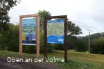 Infotafeln am Rande des Parkplatzes