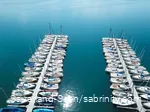 Drohnenaufnahme der Segelboote an den Anlegestegen