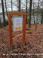 Eine der 12 Stationen am Wogenweg am Hennesee