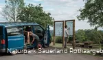 Zwei Wandernde am Startpunkt mit ihrem Van in Meinerzhagen