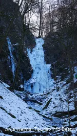 eingefrorener Wasserfall im März