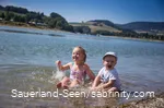 Zwei Kleinkinder planschen im kühlen Nass