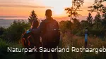 Wanderpaar vor Sonnenaufgang am Eisenberg in Korbach