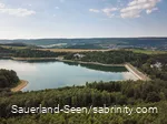 Drohnenaufnahme vom Seepanorama mit Damm