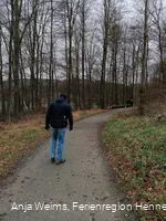 Auf dem Wogenweg am Hennesee