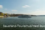 Ein Personenschiff auf dem Möhnesee